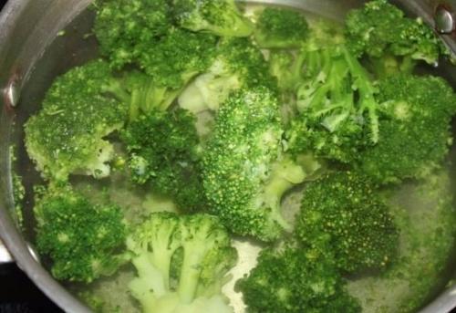 Курица с брокколи, запеченная под сливочным соусом. 01