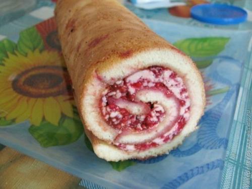 Бисквитный рулет с малиной. 09