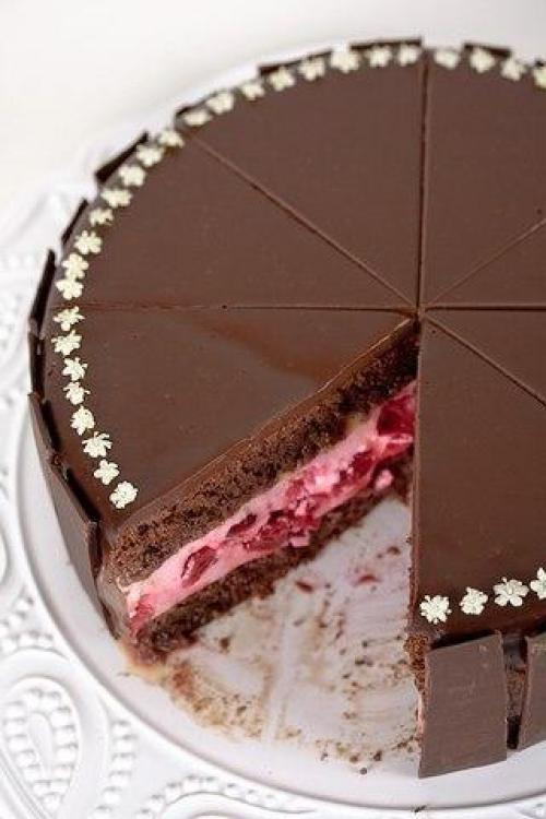 Шоколадный торт с вишнями. Шоколадный торт с вишнями.