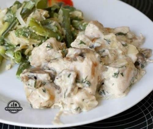 Мясо под сырным соусом.