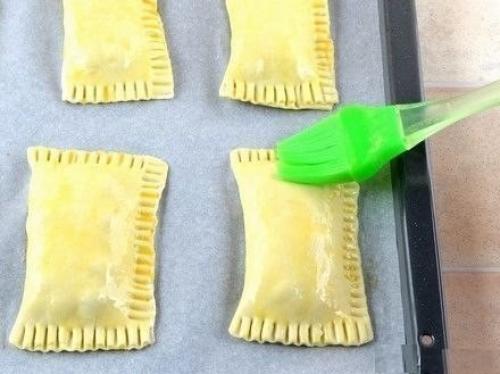 Слойки из готового слоеного теста с начинкой из замороженной вишни. 05