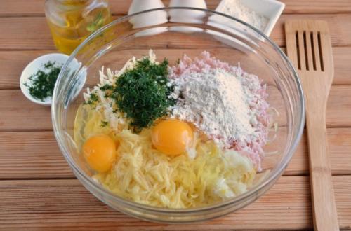 Мы готовим драники с ветчиной, сыром и зеленью. 03