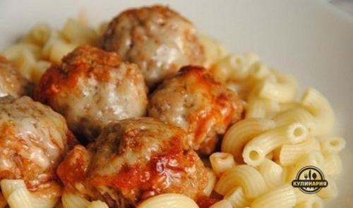 Мясные фрикадельки с сыром, запеченные в томатном соусе.