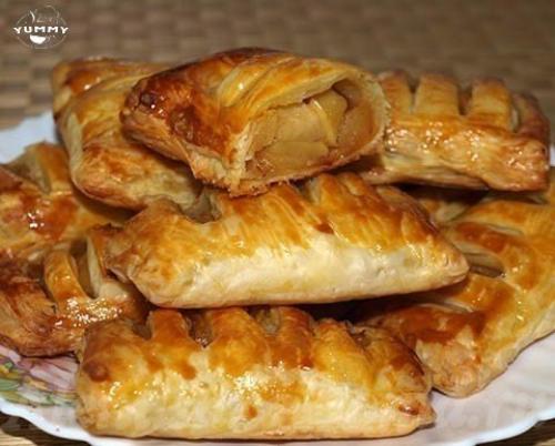 Слойки с яблоками.

