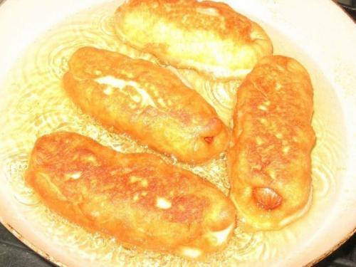 Жареные сосиски в тесте.