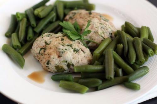 Паровые котлеты из индейки с зеленью.