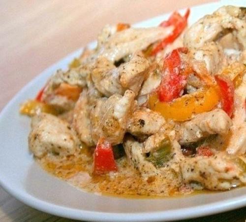 Свинина с овощами, тушеная в сливках.