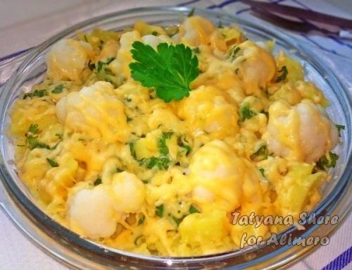 Картофельная запеканка с цветной капустой, маслом и чесноком.