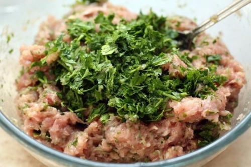 Паровые котлеты из индейки с зеленью. 01