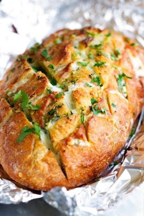 Чесночный хлеб с сыром.