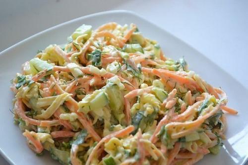 Салат с копченой курицей, корейской морковью и огурцом. Салат с копченой курицей, корейской морковью и огурцом.