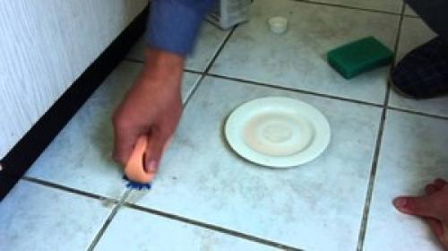 Как без хлопот и лишних затрат очистить грязные швы между плиткой.