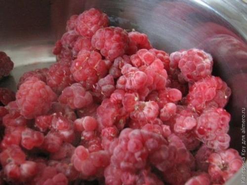 Бисквитный рулет с малиной. 03