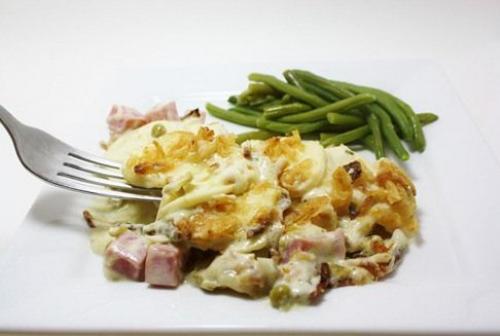 Запеченная картошка с сыром и ветчиной.