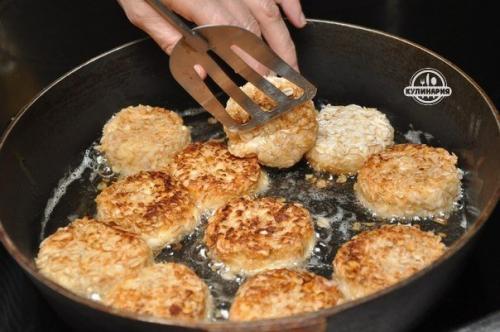 Сырники с шоколадной начинкой панировке из овсяных хлопьев. 06