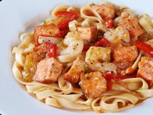 Фетуччини с семгой в сливочном соусе.