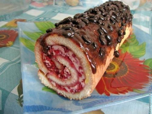 Бисквитный рулет с малиной.