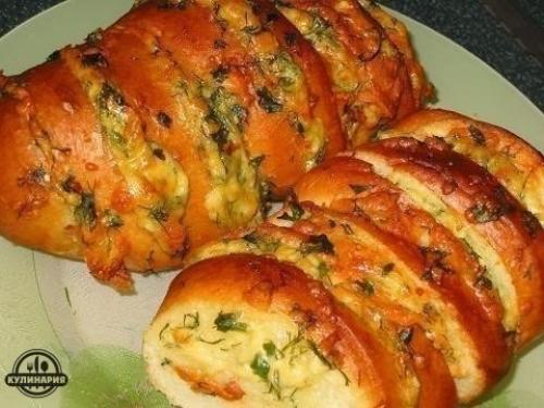 Хрустящий хлебушек пропитанный маслом, сыром и чесноком. Хрустящий хлебушек пропитанный маслом, сыром и чесноком.