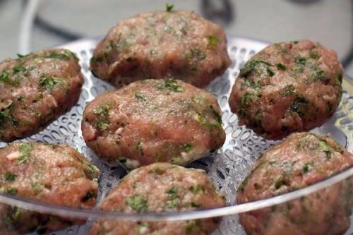 Паровые котлеты из индейки с зеленью. 02