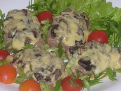 Мясо с лесными грибочками.