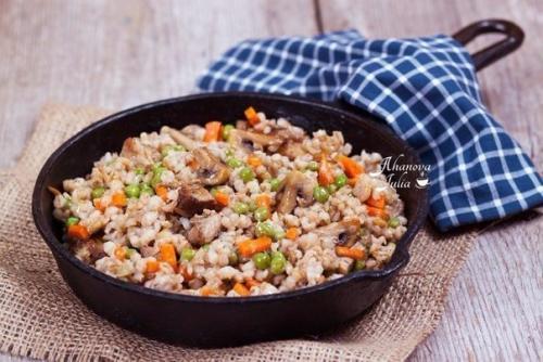 Перловая каша с мясом, грибами и овощами.