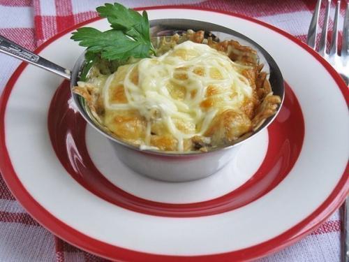 Жюльен из курицы с грибами.