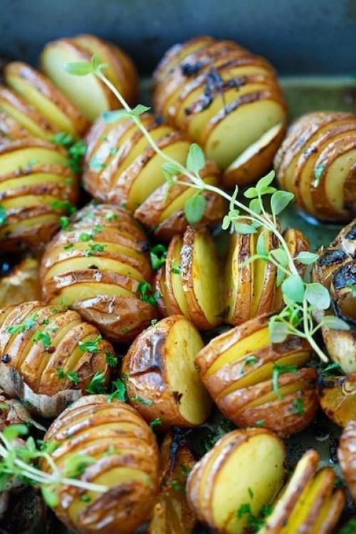 Картофель запеченный с чесноком. 

