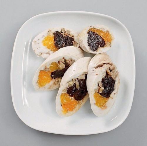 Паровой куриный рулет с мандаринами и черносливом.