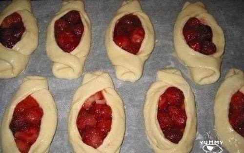 Булочки с клубникой. 05