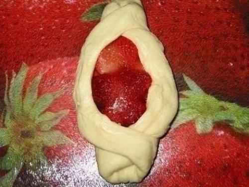 Булочки с клубникой. 04