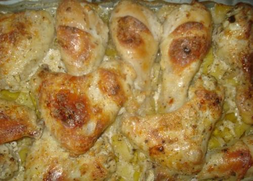 Картошечка с куриными ножками под сметаной, запеченная в духовке.