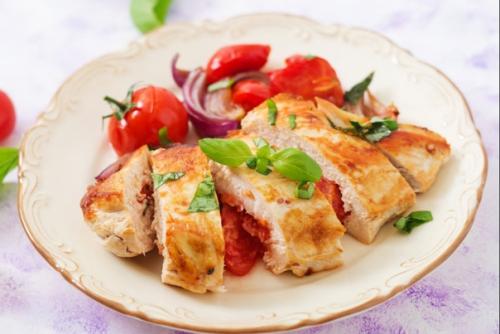 Куриные грудки с томатами и базиликом.