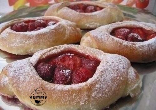 Булочки с клубникой.