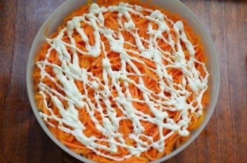 Салат с копченой курицей, кореийской морковью и огурцом. 04