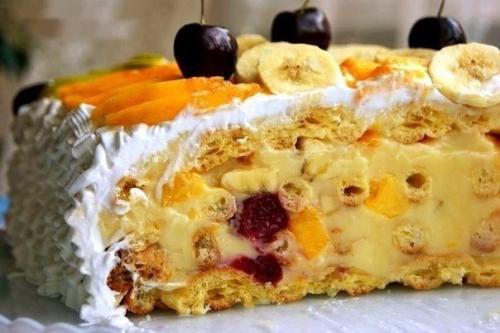 Торт тропиканкав.   Это торт из коржей из заварного теста и перемазанных заварным кремом с фруктами, сверху фрукты залитые желе.