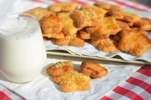Песочное печенье.

Песочное печенье - это очень вкусное рассыпчатое печенье, такое совсем детское и румяное.  