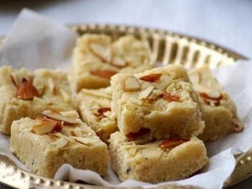 Индийская сладость. Бурфи - это индийский десерт, по сути являющийся молочной помадкой. Индийская сладость. Бурфи - это индийский десерт, по сути являющийся молочной помадкой.