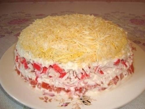 Салат с крабовыми палочками (мясом).

