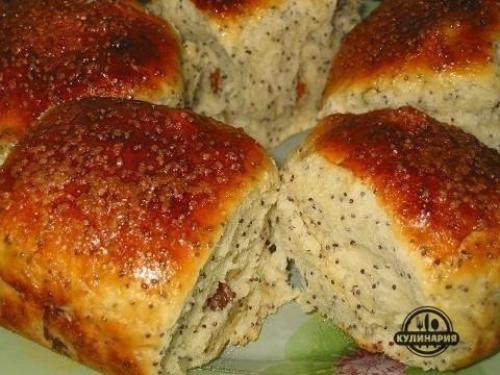 Булочки с маком и изюмом.
