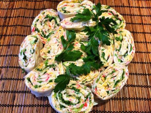 Крабовый рулет в лаваше с зеленью.