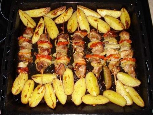 Куриный шашлык с картошкой в духовке.
