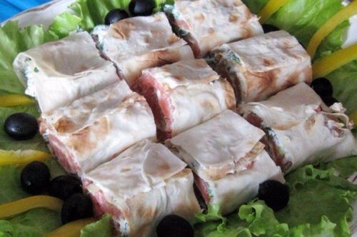 Рулетики с семгой и сыром филадельфия.