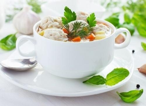 Суп с фрикaделькaми: рецепт с кyриным фaршем.

