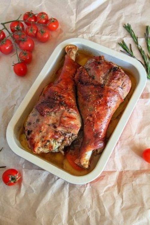 Голень с пряными травами и овощами?