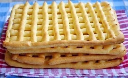 Торт тропиканкав.   Это торт из коржей из заварного теста и перемазанных заварным кремом с фруктами, сверху фрукты залитые желе. 02