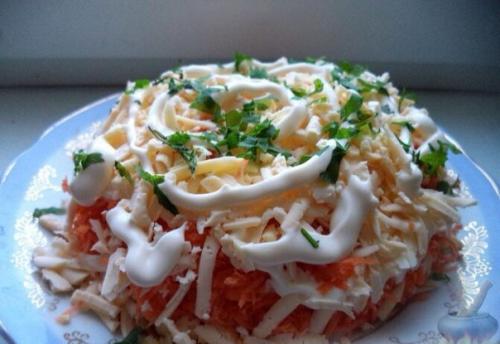 Салат Французский.  Очень быстрый и вкусный слоеный салат из моркови и яиц, с яблоками и сыром.