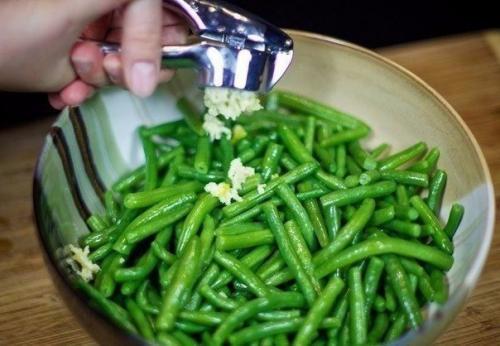 Салат из зеленой фасоли с яйцами. 03