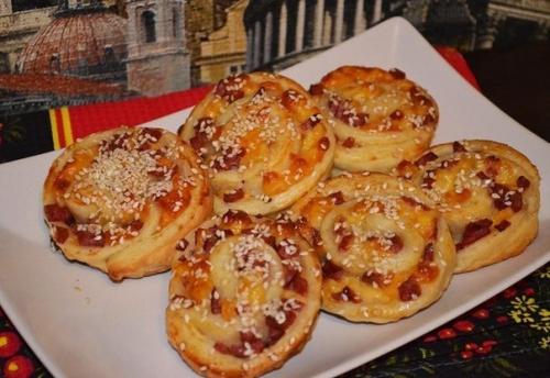 Слойки с колбасой и сыром.
