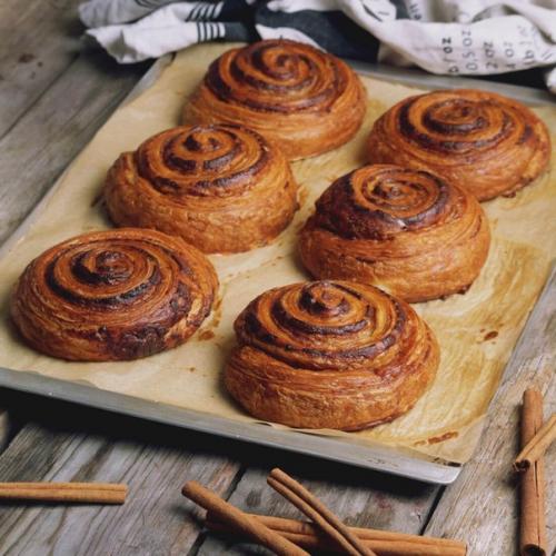 Улитки из слоеного теста с корицей.