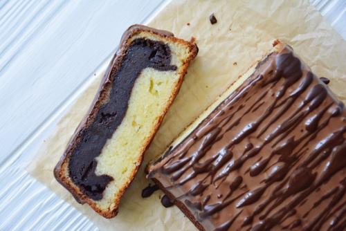 Ванильный кекс с влажной шоколадной начинкой.